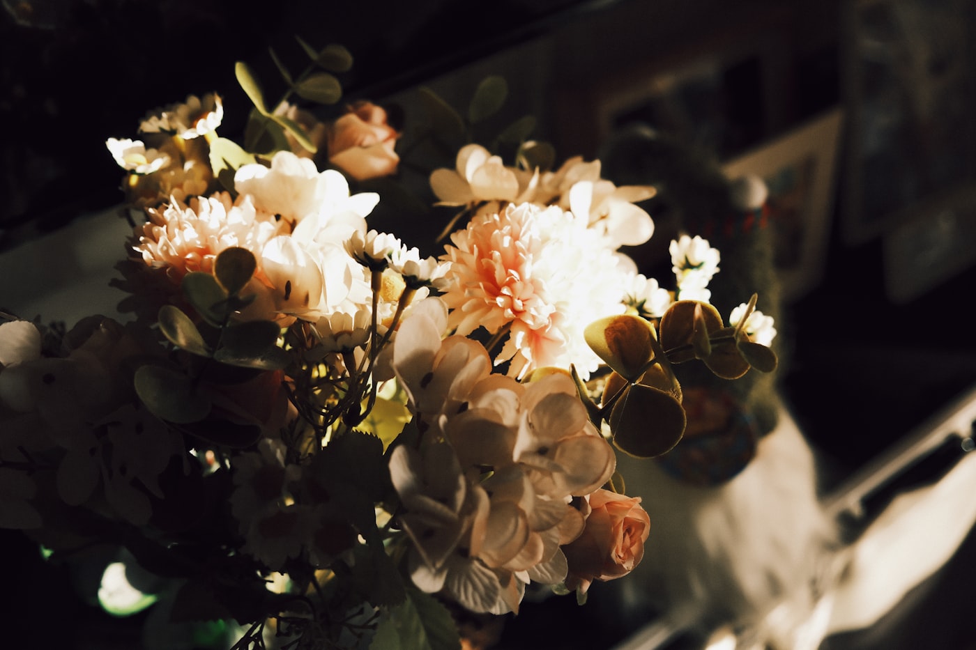 淡い色合いの上品な花束